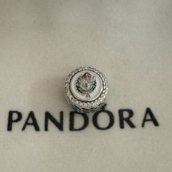 2025 Disney Parks Pandora Charm Pooh & Tigger Holiday Christmas Wreath NEW - Picture 1 of 5